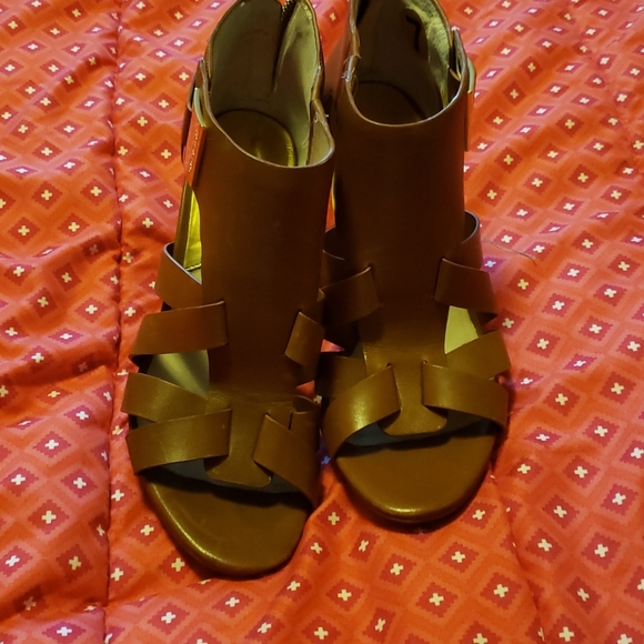 Michael Kors tan strappy sandals. Size 7. - Picture 3 of 11